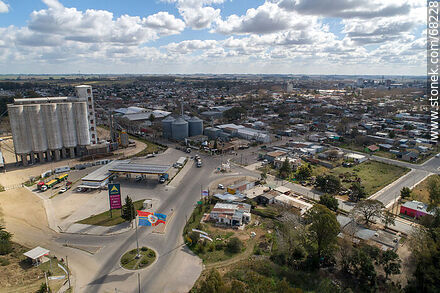 Vista aérea de la entrada a Trinidad desde el sur por Ruta 3 - Departamento de Flores - URUGUAY. Foto No. 68228