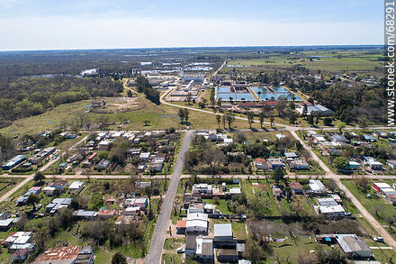 Vista aérea del pueblo y la planta potabilizadora de OSE - Departamento de Canelones - URUGUAY. Foto No. 68291