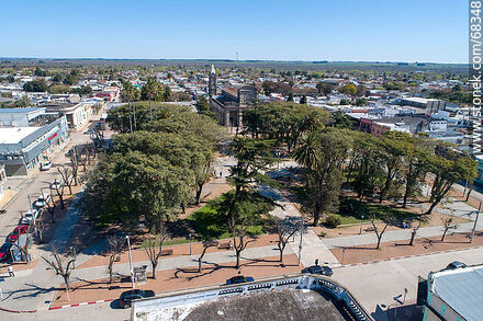 Vista aérea de la plaza de Santa Lucía y sus alrededores - Departamento de Canelones - URUGUAY. Foto No. 68348