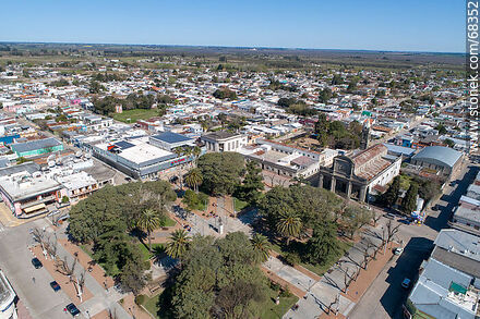 Vista aérea de la plaza de Santa Lucía y sus alrededores - Departamento de Canelones - URUGUAY. Foto No. 68352