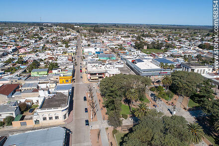 Vista aérea de la plaza de Santa Lucía y sus alrededores - Departamento de Canelones - URUGUAY. Foto No. 68354