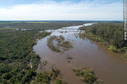Vista aérea del río Santa Lucía en el límite de los departamentos de San José y Canelones - Departamento de Canelones - URUGUAY. Foto No. 68333