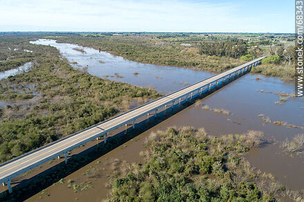 Vista aérea de la ruta 11 sobre el río Santa Lucía crecido - Departamento de Canelones - URUGUAY. Foto No. 68343