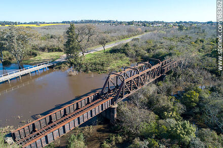 Vista aérea de los puentes ferroviario y carretero (ruta 78) sobre el arroyo de La Virgen, límite departamental de Florida y San José - Departamento de San José - URUGUAY. Foto No. 68362