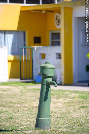 Antiguo surtidor de agua en la escuela - Departamento de Canelones - URUGUAY. Foto No. 68396