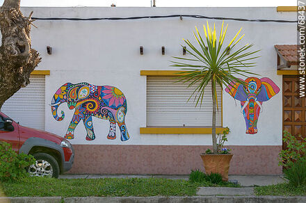 Coloridos elefantes pintados en la fachada de una casa - Departamento de Florida - URUGUAY. Foto No. 68437