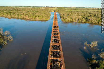 Vista aérea del puente ferroviario que cruza el río Santa Lucía. Limite entre Canelones y Florida - Departamento de Florida - URUGUAY. Foto No. 68545