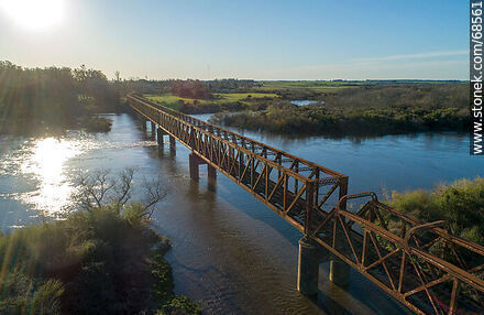 Vista aérea del puente ferroviario que cruza el río Santa Lucía. Limite entre Canelones y Florida - Departamento de Florida - URUGUAY. Foto No. 68561