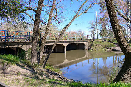 El arroyo Blanquillo y el puente en ruta 42 - Departamento de Durazno - URUGUAY. Foto No. 69063