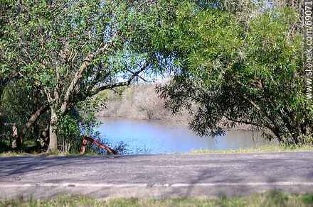El arroyo y la ruta 42 - Departamento de Durazno - URUGUAY. Foto No. 69071