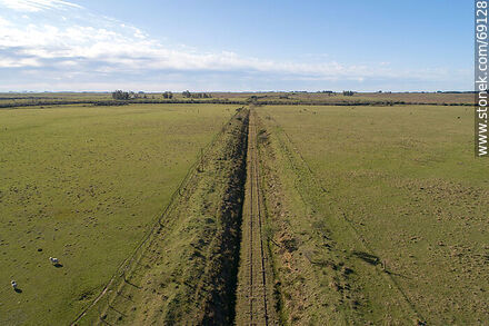 Vista aérea de un tramo recto  de vía férrea al norte al Km 329 - Departamento de Durazno - URUGUAY. Foto No. 69128