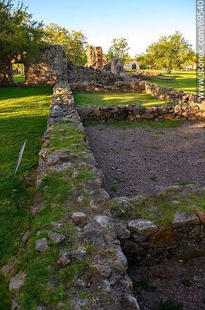 Restos de antiguas paredes de la Calera de las Huérfanas - Departamento de Colonia - URUGUAY. Foto No. 69540