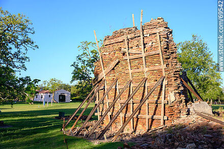 Antiguas paredes apuntaladas de la Calera de las Huérfanas - Departamento de Colonia - URUGUAY. Foto No. 69542