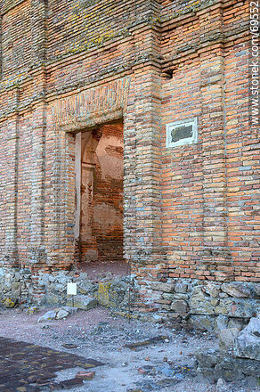 Restos de la iglesia jesuítica de la Calera de las Huérfanas - Departamento de Colonia - URUGUAY. Foto No. 69552