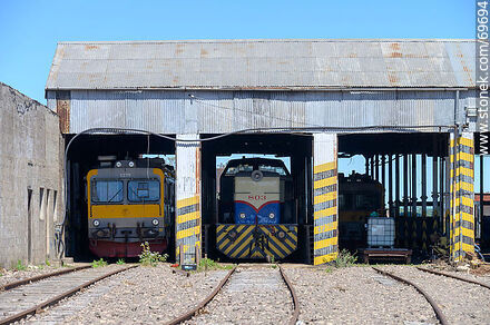 Motocar y locomotora diesel  a resguardo - Departamento de Tacuarembó - URUGUAY. Foto No. 69694