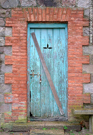 Puerta celeste con marco de ladrillos -  - IMÁGENES VARIAS. Foto No. 69737