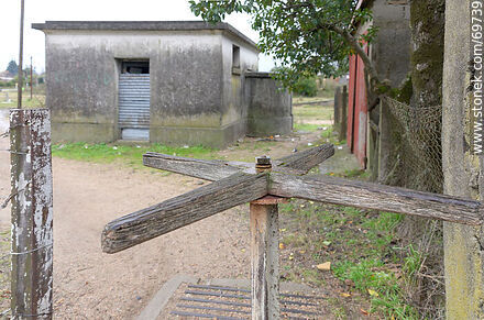 Pinwheel for passenger access to the railroad station - Department of Florida - URUGUAY. Photo #69739