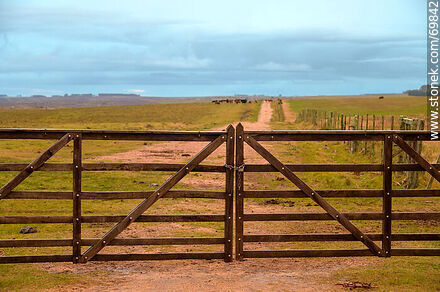 Farm gate with chain and padlock - Department of Florida - URUGUAY. Photo #69842
