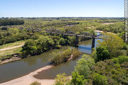 Vista aérea del puente de la ruta 7 sobre el río Santa Lucía - Departamento de Florida - URUGUAY. Foto No. 69906