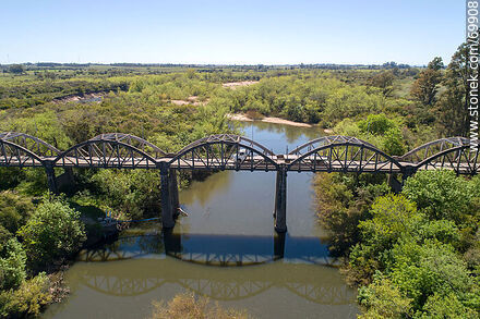 Vista aérea del puente de la ruta 7 sobre el río Santa Lucía - Departamento de Canelones - URUGUAY. Foto No. 69908