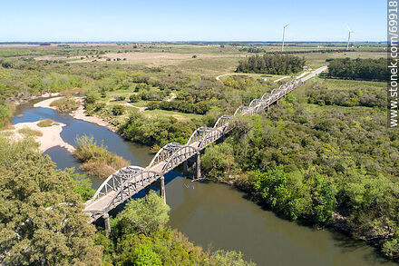 Vista aérea del puente de la ruta 7 sobre el río Santa Lucía - Departamento de Canelones - URUGUAY. Foto No. 69918