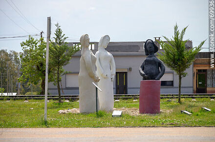 Estatuas de tres mujeres - Departamento de Durazno - URUGUAY. Foto No. 69936