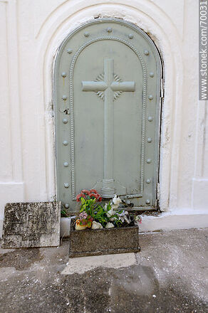 Cementerio. Puerta de una cripta - Departamento de Treinta y Tres - URUGUAY. Foto No. 70031