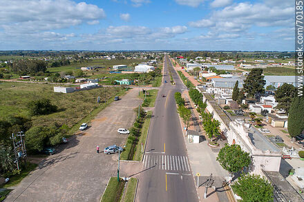 Vista aérea del Bulevar Aparicio Saravia frente al cementerio - Departamento de Treinta y Tres - URUGUAY. Foto No. 70185