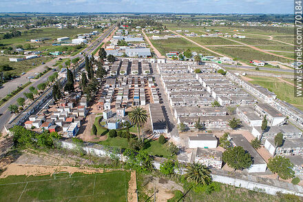 Vista aérea del cementerio de Treinta y Tres - Departamento de Treinta y Tres - URUGUAY. Foto No. 70184