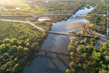 Vista aérea de los puentes carretero y ferroviario sobre el río Olimar Chico - Department of Treinta y Tres - URUGUAY. Photo #70218
