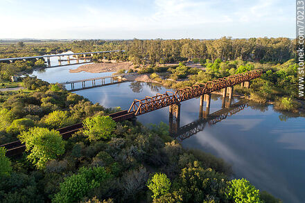 Vista aérea de los puentes carretero y ferroviario sobre el río Olimar Chico - Departamento de Treinta y Tres - URUGUAY. Foto No. 70213