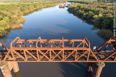 Vista aérea del puente ferroviario sobre el río Olimar Chico - Departamento de Treinta y Tres - URUGUAY. Foto No. 70192