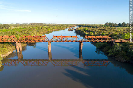 Puente ferroviario reflejado en el río Olimar Chico - Departamento de Treinta y Tres - URUGUAY. Foto No. 70190