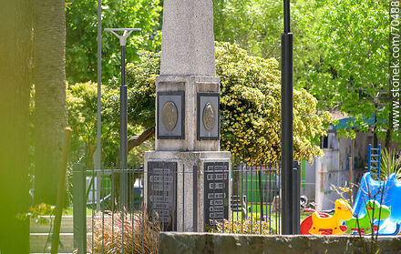 Plaza María Vera. Obelisco. Homenaje a Jacinto Vera y Juan Zorrilla de San Martín - Departamento de Canelones - URUGUAY. Foto No. 70488