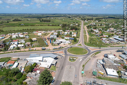 Vista aérea de la rotonda del cruce de las rutas 7 y 11 - Departamento de Canelones - URUGUAY. Foto No. 70476