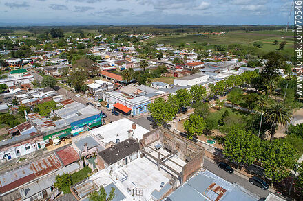 Vista aérea de la plaza Tomás Berreta y el pueblo - Departamento de Canelones - URUGUAY. Foto No. 70546