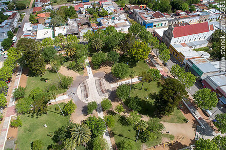 Vista aérea de la plaza Tomás Berreta y la iglesia - Departamento de Canelones - URUGUAY. Foto No. 70551