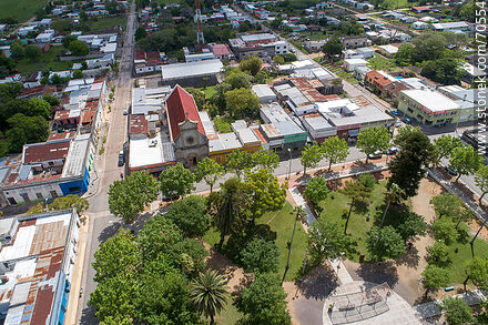 Vista aérea de la plaza Tomás Berreta, la iglesia y el pueblo - Departamento de Canelones - URUGUAY. Foto No. 70554