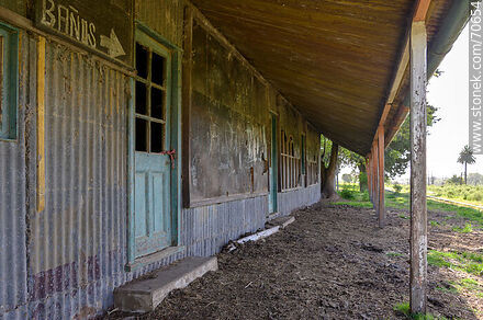 Antigua estación de ferrocarril abandonada - Departamento de Canelones - URUGUAY. Foto No. 70654