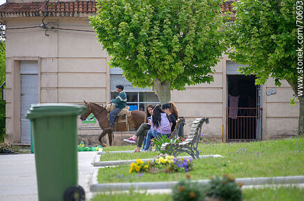 Plaza Lázaro Cabrera. Estudiantes conversando y jinete por la calle - Departamento de Lavalleja - URUGUAY. Foto No. 70693