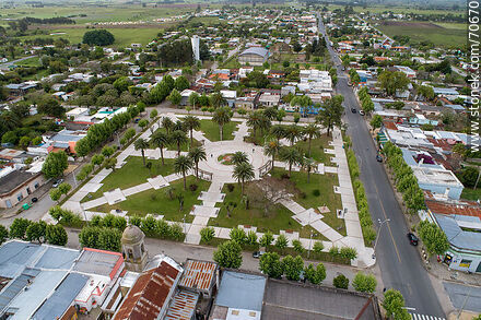 Vista aérea de la plaza Lázaro Cabrera y la parroquia Nuestra Señora del Carmen - Departamento de Lavalleja - URUGUAY. Foto No. 70670