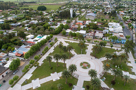 Vista aérea de la plaza Lázaro Cabrera - Departamento de Lavalleja - URUGUAY. Foto No. 70672