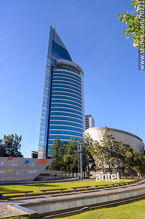 Torre de las Telecomunicaciones y la plaza anexa - Antel - Departamento de Montevideo - URUGUAY. Foto No. 70771
