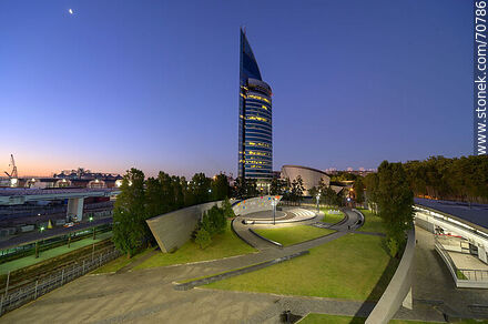 Torre de las Telecomunicaciones y su plaza al anochecer - Departamento de Montevideo - URUGUAY. Foto No. 70786