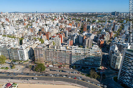 Vista aérea de Montevideo desde Pocitos. Hospital de Clínicas - Departamento de Montevideo - URUGUAY. Foto No. 70936
