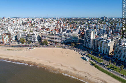 Vista aérea de Montevideo desde Pocitos. Hospital de Clínicas - Departamento de Montevideo - URUGUAY. Foto No. 70935