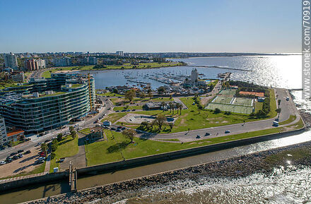Vista aérea del Puerto del Buceo, Yatch Club - Departamento de Montevideo - URUGUAY. Foto No. 70919