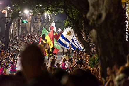 Llamadas 2018. Bandera uruguaya desfilando por la calle Isla de Flores - Departamento de Montevideo - URUGUAY. Foto No. 71087
