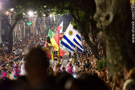 Llamadas 2018. Bandera uruguaya desfilando por la calle Isla de Flores - Departamento de Montevideo - URUGUAY. Foto No. 71088