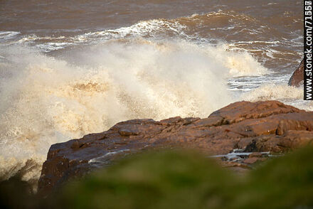 The sea breaking over the rocks in a southeast storm. - Department of Maldonado - URUGUAY. Photo #71228